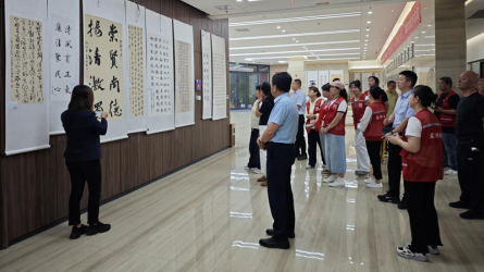 蘭州市城關(guān)區(qū)東崗街道深溝橋社區(qū)參觀甘肅工程咨詢集團(tuán)廉潔文化作品展