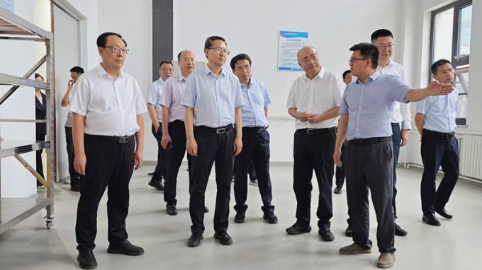 甘肅國投集團黨委書記、董事長成廣平一行到西部工程檢測研發(fā)基地調(diào)研